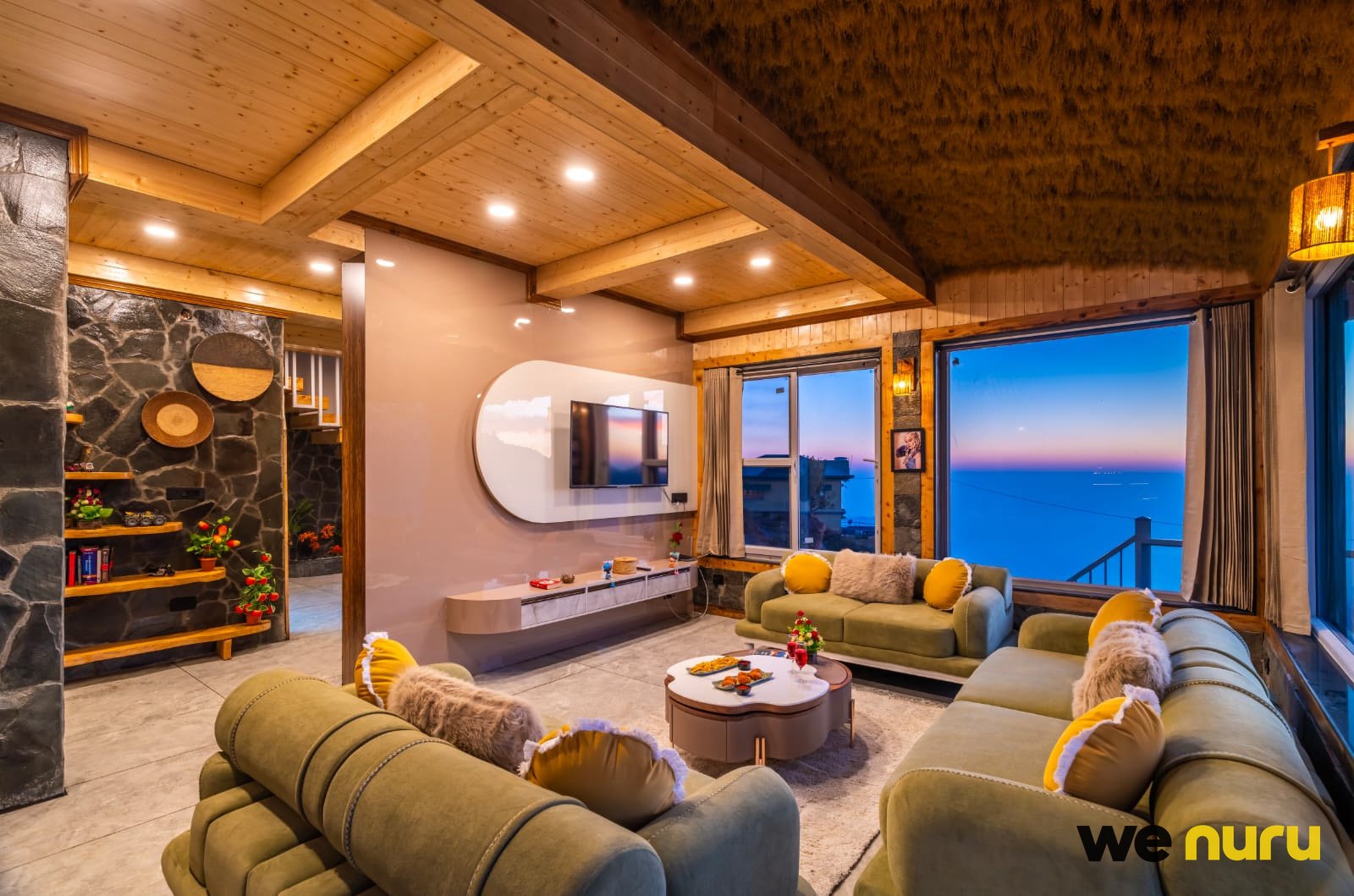 Luxury Wooden Cabin-Style Bedroom with Rustic Décor Mussoorie — villa in Suwakholi