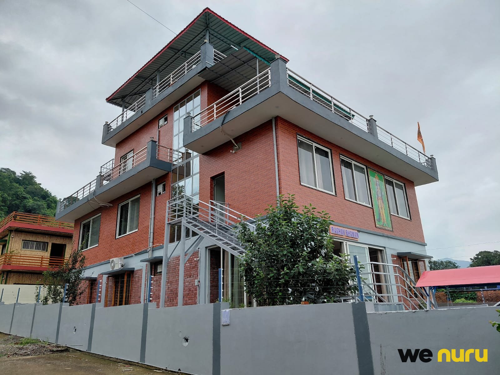 Scenic Red-Brick Villa with Lawn & Mountain Views in Thano Near Rishikesh, Uttarakhand — villa in Rishikesh