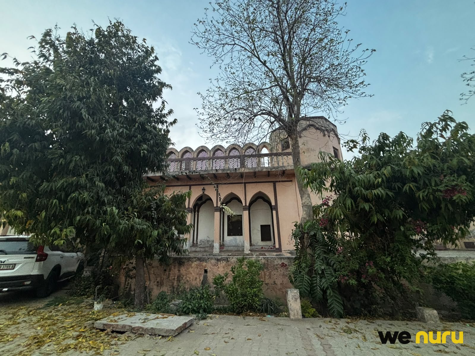 Open Heritage Courtyard with Carved Arches & Rustic Backdrops near Aligarh, Uttar Pradesh — haveli in Virpura