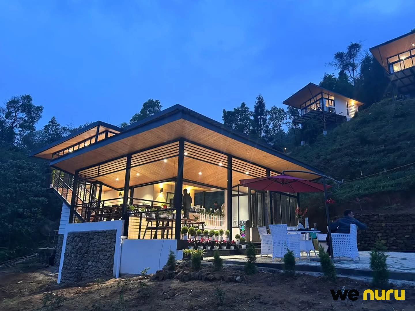 Modern Hillside Glass Cabins with Panoramic Mountain Views – Darjeeling, West Bengal — farmhouse in Kurseong