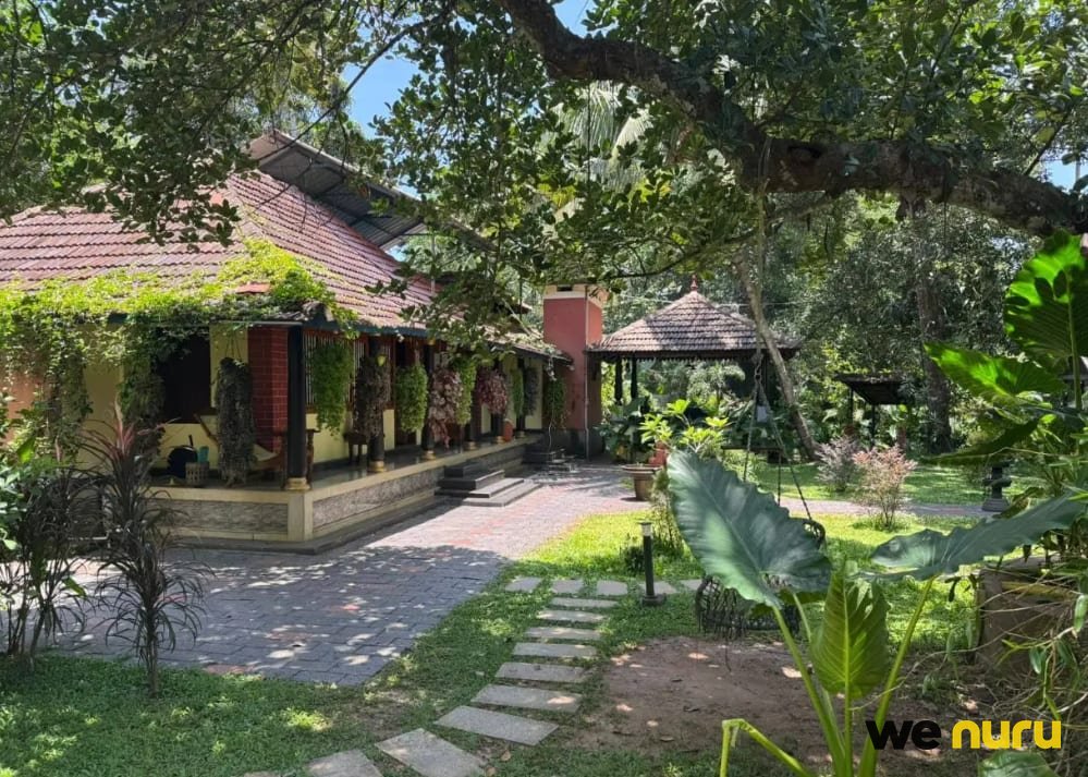 Traditional Kerala-Style Cottage with Lush Tropical Garden & Lotus Pond – Alappuzha, Kerala — farmhouse in Alappuzha