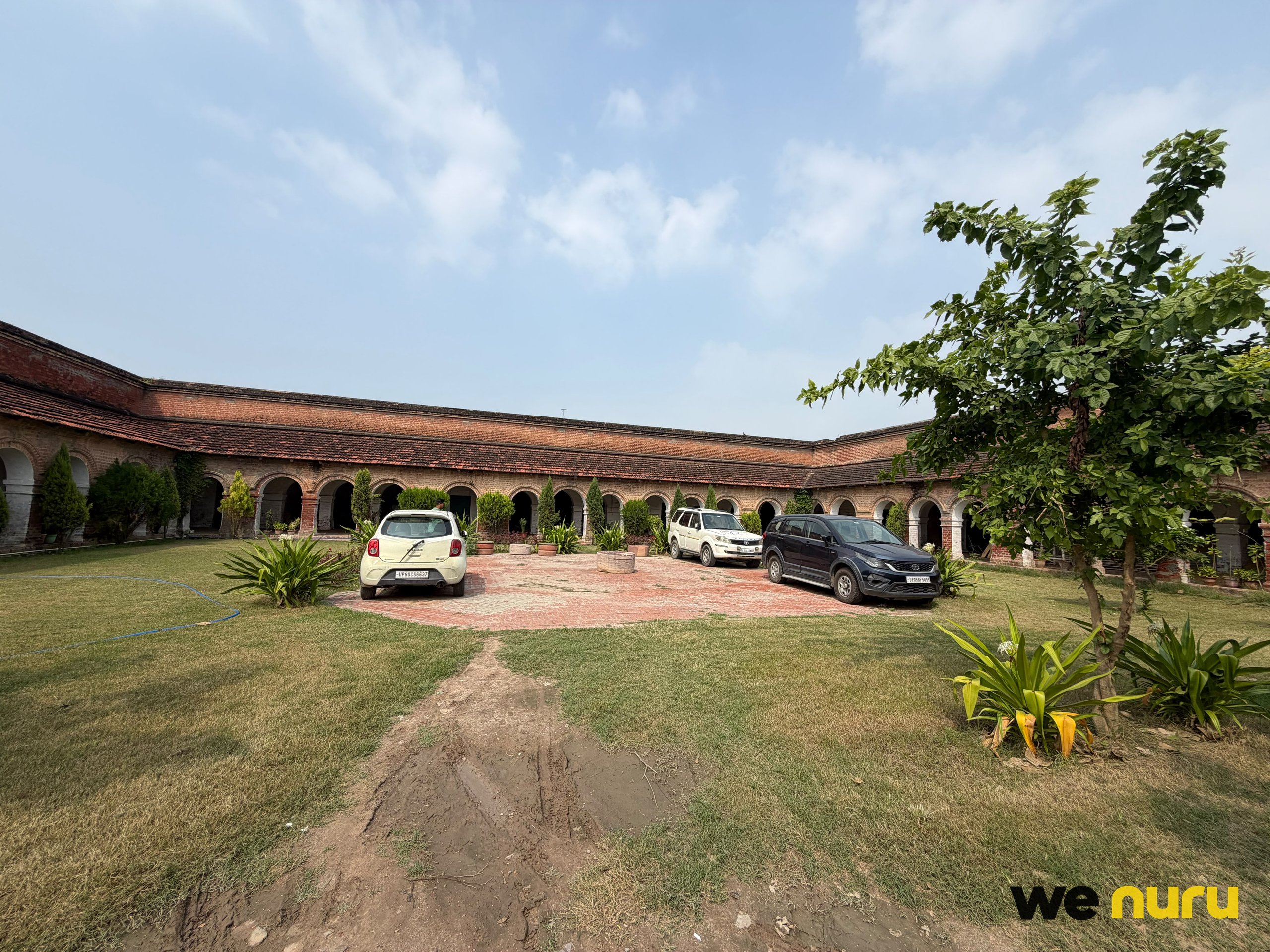 Heritage Red Brick Haveli with Grand Courtyard, Arched Corridors & Green Lawns – Awagarh, Uttar Pradesh — haveli in Awagarh
