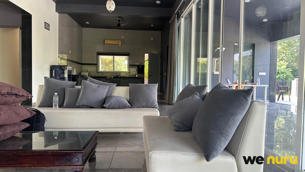 Luxury Modern Farmhouse with Glass-Walled Living Area & Lush Gardens in Jhilod, Rajasthan — farmhouse in Vadodara