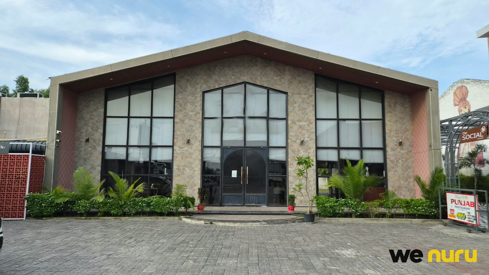 Modern Hotel & Resort with Glass Facades, Contemporary Architecture & Open Courtyard in Rudrapur — hotel & resort in Rudrapur